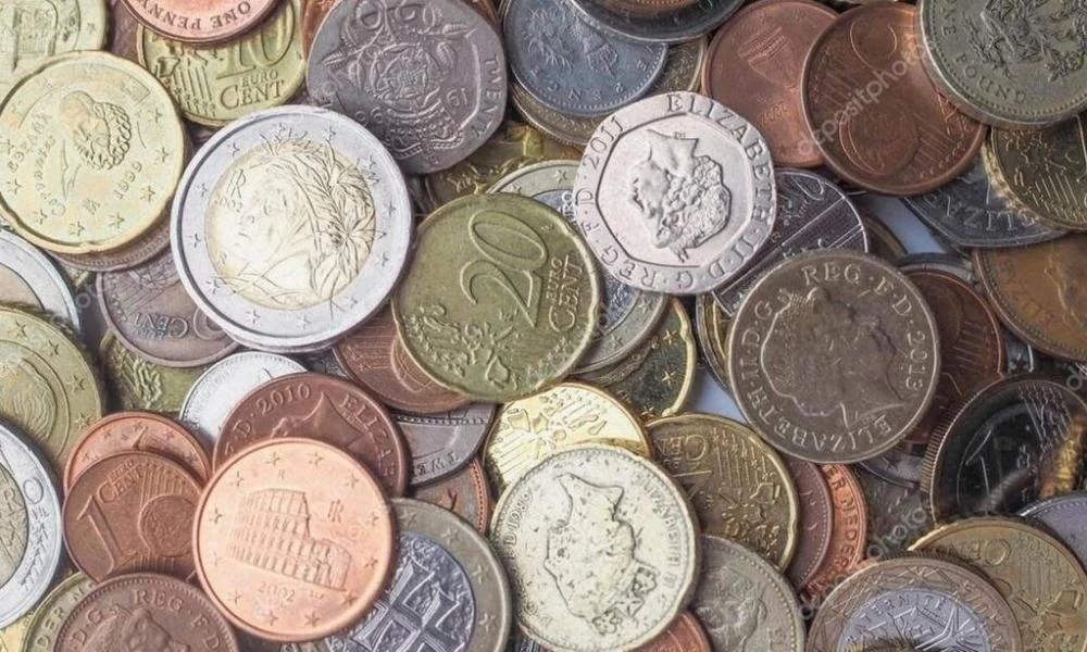 Αγγλία: Μυστήριο με τον άγνωστο που αφήνει σακουλάκια με χρήματα